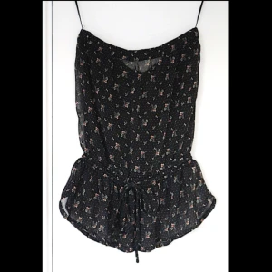  - Så snygg mönstrad axelbandslös topp i peplummodell och snygga detaljer från Pull & Bear. Använd men fortfarande fint skick!! Fraktkostnad på 36 kr tillkommer. 