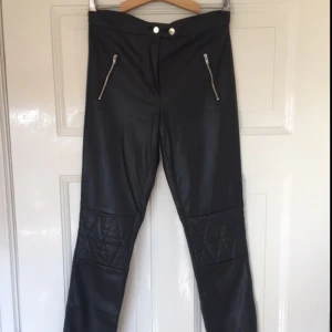  - Skinnimmitation storlek 40 passar en 38