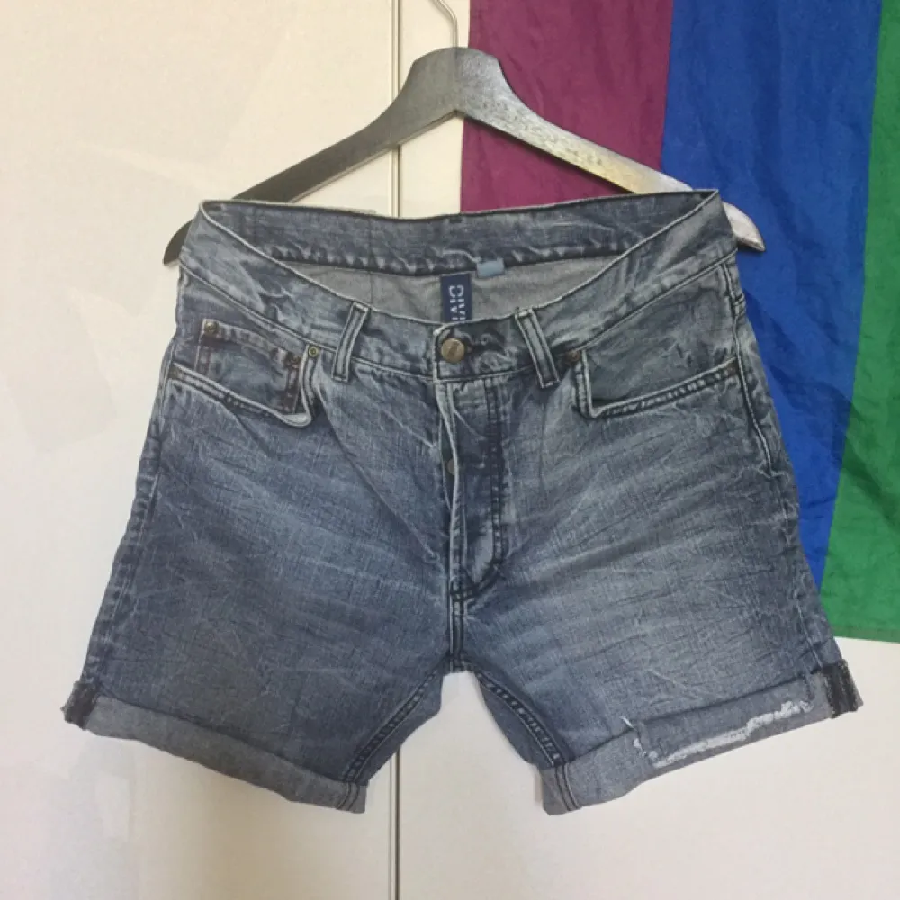 Stentvättade jeansshorts i storlek w32, vilket är cirka storlek 40/38 :).. Shorts.
