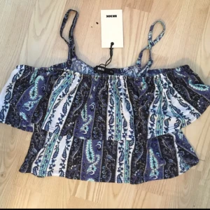  - Helt ny off shoulder blus/topp från bikbok. Passar stl s/xs. 