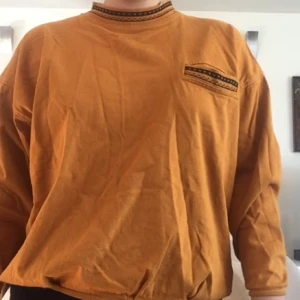  - Senapsgul tjocktröja med fina detaljer 🌈 väl använd men i gott skick (förutom lappen). Köparen står för frakt men kan mötas upp i Stockholm Västerort, på söder eller ibland i Gbg. 