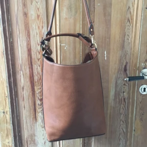  - Väska från Mango🌻 aldrig använd🌻  🗯köparen står för frakt eller mötes upp i Stockholm🗯