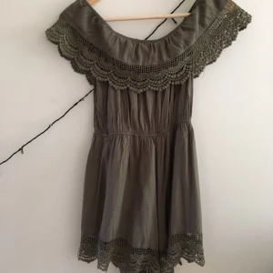  - Shortsdress inköpt i Australien. Har några lösa trådar (se bild), annars i bra skick.