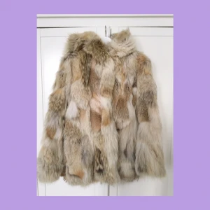  - Äkta pälsjacka.  Knappt använd och i otroligt fint skick. Varm och fluffig med en stor pälsluva.  Köpt second hand och tyvärr vet jag inte vilket djur det är. 
