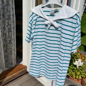  - Pris inklusive frakt!! Najs Sjömansskjorta i T-shirtmodell. Mycket älskad av mig under min Håkan-period. Köpt i Usa. Storlek ca L/XL men jag har använt den som oversize