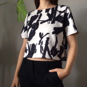  - GRATIS FRAKT!🎊 T-shirt från Bik Bok, kan skicka mer bilder om önskas☺️