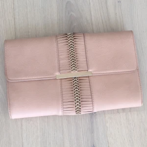  - Rosa partyväska från warehouse 