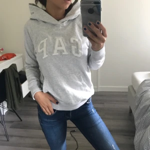  - Säljer min fina gap hoodie då de inte är min stil längre. Använd men i bra skick, inköpt på Zalando. 