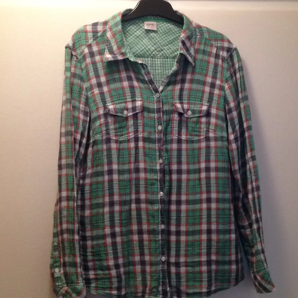 Oanvänd ärtgrön-rutig skjorta från Esprit. Strl. 40.. Skjortor.