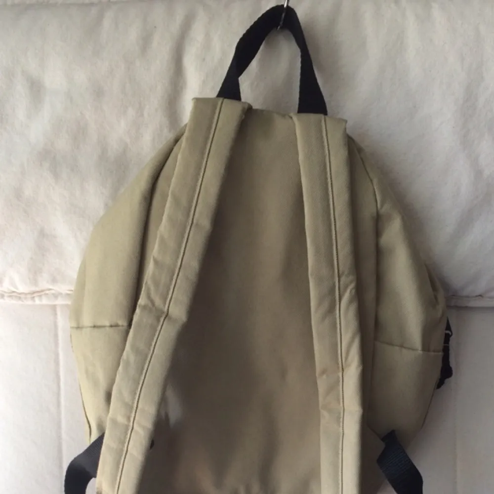 Vintage beige mini backpack from NYPD Pack with small pocket in front. Adjustable straps of handing low or high. Sparsely used and kept stored. . Väskor.