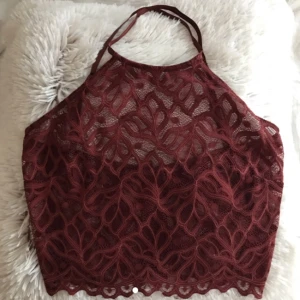  - Snygg spets CROP TOP stl xs men passar xs/S från NAKD. Helt ny och oanvänd!