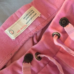  - ODD MOLLY mjukisbyxor stl 1. Supersköna! Har en liten text på baksidan