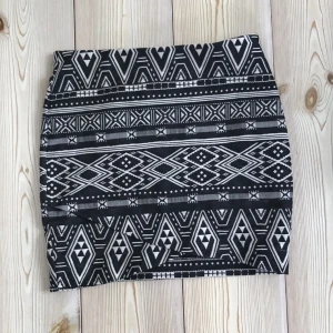  - Säljer en snygg kjol från H&M. Sitter bekvämt och snyggt!