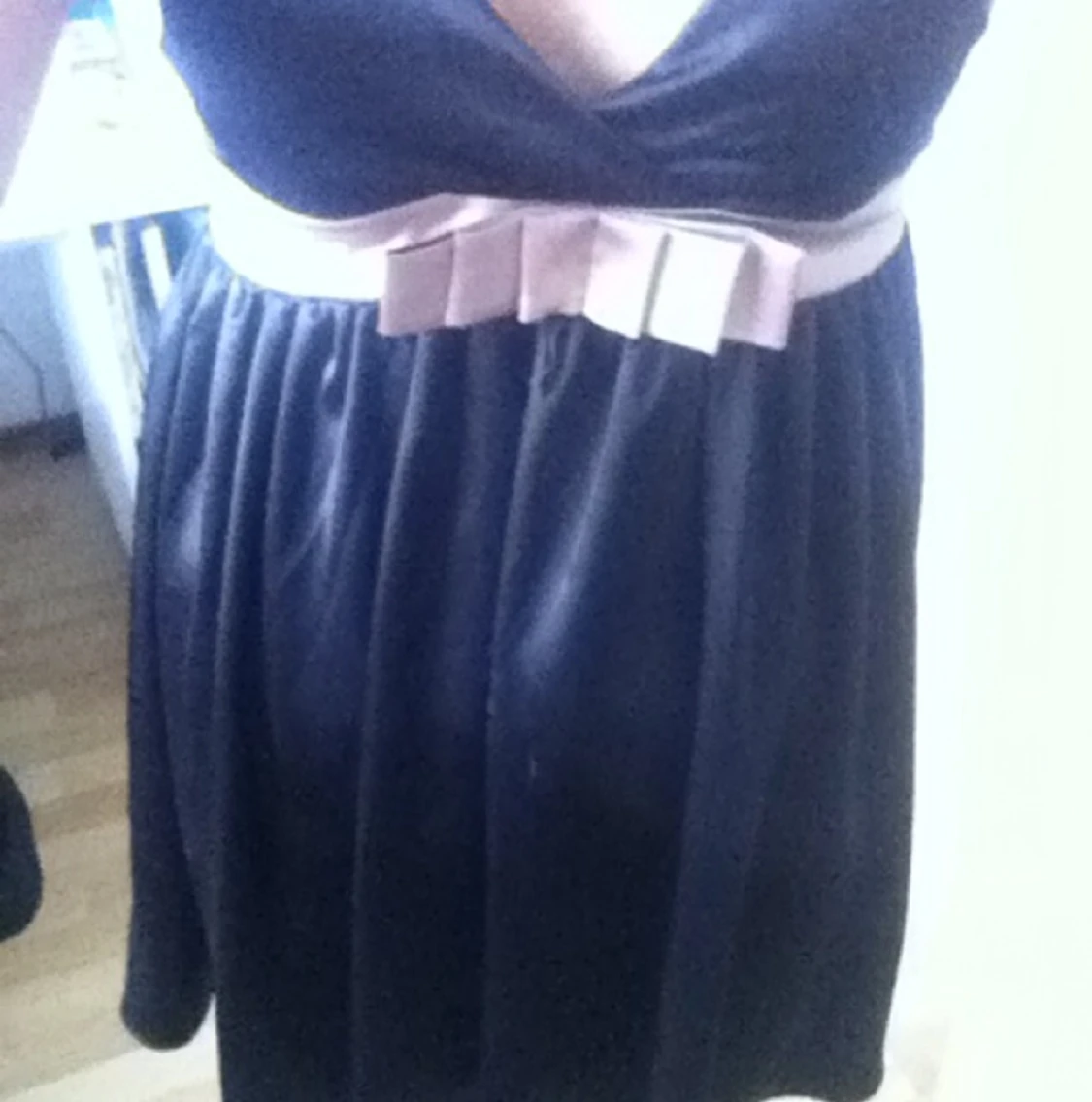 Svart klänning i siden med guldband runt midjan. Från Gina Tricot och använd en gång. - 1382960981