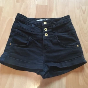  - Shorts från topshop. Står storlek 36 men jag är en 34 och de passar mig. Skickas mot frakt alternativt hämtas upp i Stockholm 
