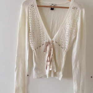  - Cardigan från mango, vit/créme, storlek L men passar S och M också. Tunt fint band i midjan.