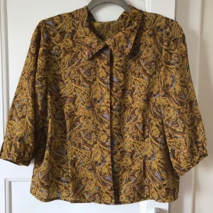  - Söt skjorta i lite kortare modell (inte croppad, bara lite kortare en normalt). Ärmarna är också kortare. 😊