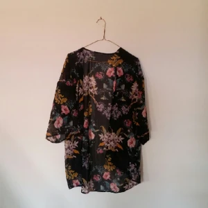  - 🌸 kimono från hm, köpt förra året och sparsamt använd. bortklippta lappar men är storlek S-M.