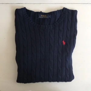  - Äkta Ralph Lauren i bra skick! 🌸 Säljer den pga att storleken inte passar längre. Använt den väldigt varsamt! Frakt ingår i priset