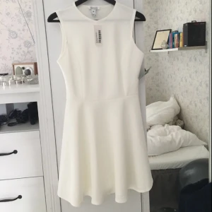  - Oanvänd klänning från Nelly, prislapp kvar. Funkar perfekt till studenten