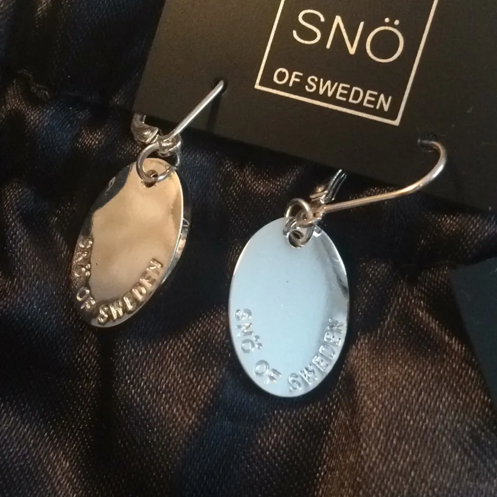 Smycken från Snö of Sweden - örhängen och armband ✨ Helt nya, nypris 649kr 💎. Accessoarer.