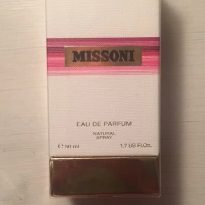  - Oöppnad och inplastad Missoni-parfym 50ml. Luktar supergott! ✨ Pris hos kicks: 745kr 