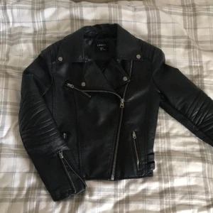  - Sjukt snygg skinnjacka från Lindex. Köpt förra året. Varken känns, ser ut eller luktar billig i materialet som de från t.ex hm. Varm är den också. Inga hål, sömmar som gått upp eller slitage. Hel och ren!   Prutat och klart! 