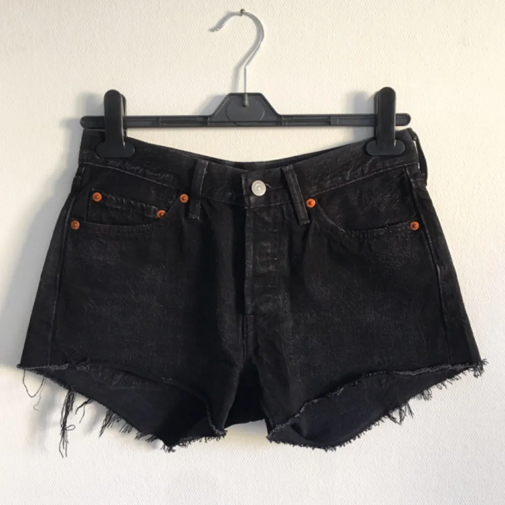 Ett par skitsnygga Levi's shorts som jag fåtal gånger använt! Tycker det är jättesynd att jag behöver sälja dessa men har vuxit ur dem väldigt snabbt 💔 står ingen storlek på dem men midjemåttet är 79 cm! köpta för ca 600 kr. . Shorts.