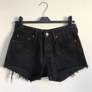  - Ett par skitsnygga Levi's shorts som jag fåtal gånger använt! Tycker det är jättesynd att jag behöver sälja dessa men har vuxit ur dem väldigt snabbt 💔 står ingen storlek på dem men midjemåttet är 79 cm! köpta för ca 600 kr. 