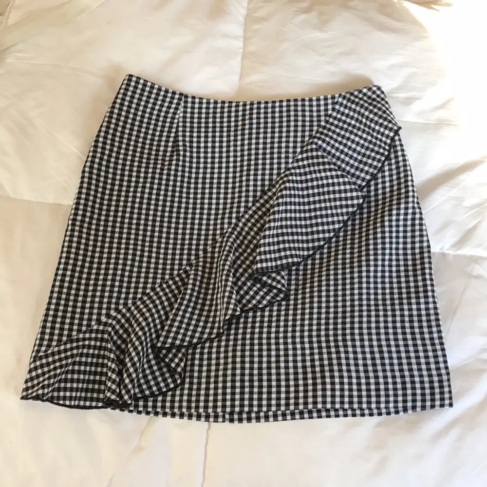 HELT NY!! Världens sötaste kjol från HM med en volang snett framifrån. Nypris 249kr. Frakt tillkommer:). Kjolar.