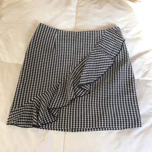HELT NY!! Världens sötaste kjol från HM med en volang snett framifrån. Nypris 249kr. Frakt tillkommer:)