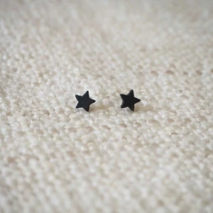  - 🙂minimailtiska örhängen / material : rodium, nickel ● frakt 10 kr (upp till 3 par) 