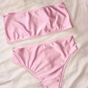  - Jättefin bikini köpt på plick, tyvärr för liten för mig. Underdelen är highwaist och sitter superfint på! Skönt material, helt oanvänd endast testad med underkläder
