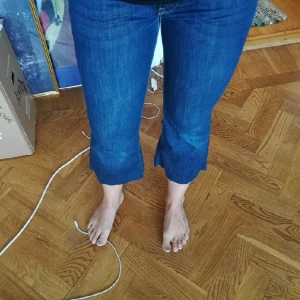  - jeans i den finaste blå nyansen. avklippta med låg midja.