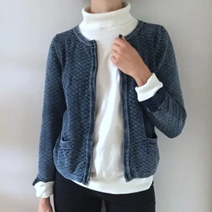  - Superfin mörkblå kofta från Boomerang. Mysig att ha inför hösten. Den har fickor och dragkedja på ärmarna. Väldigt fint skick. 