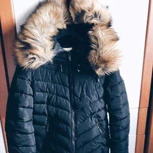  - Jacka från Roco Baroco köpt på Hollies. Det är fejk päls och "pälsen" går att ta av. Nypris ca 2000kr. :))