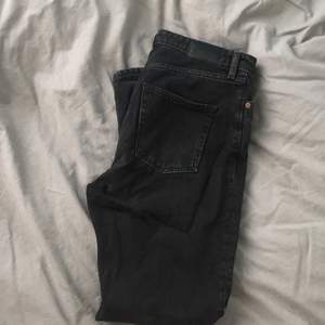 Mom jeans använda fåtal ggr pga fel storlek. Frakt 60kr. Nypris 400