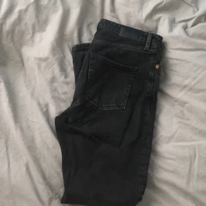  - Mom jeans använda fåtal ggr pga fel storlek. Frakt 60kr. Nypris 400