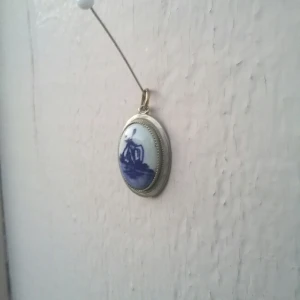  - Vintage porslinhänge med kvarnmotiv. 🛰🎈 Metallen ser ut so  tenn, har inte ändrat färg alla år jag haft den.