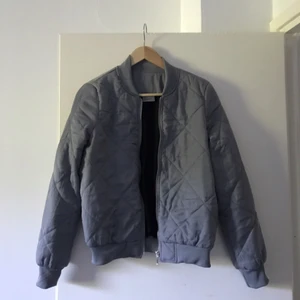  - Snygg silvergrå, quiltad bomberjacka från Vero Moda med snygga detaljer. Helt oanvänd!! 