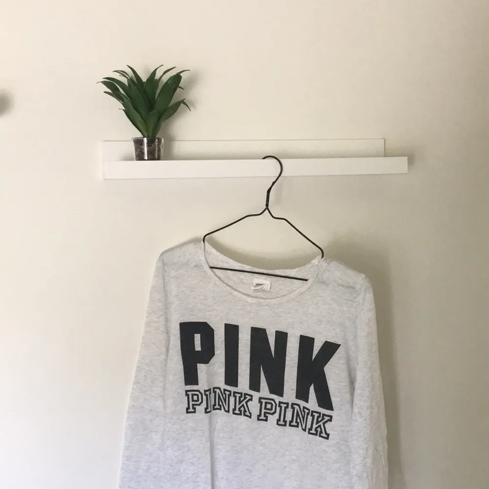 Tröja ifrån VS PINK. Köparen står för frakt.. T-shirts.