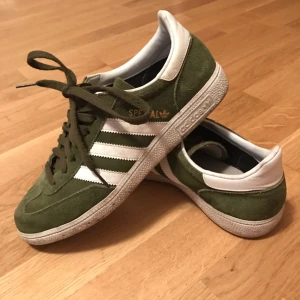  - Säljer mina gröna Adidas Spezial! Inte flitigt använda men ändå använda några gånger! Köparen står för frakten 🤘🏼