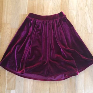  - Jättefin sammetskjol endast använd ett fåtal gånger. Nypris ca 400 kr. Möts upp i Stockholm :) 