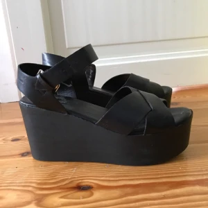  - Knappt använda, så i fint skick! Skor från scorett.