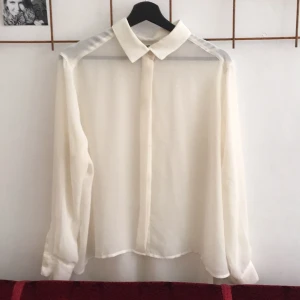  - Snygg transparent skjorta från mtwtfss Weekday. Fint skick nästan aldrig använd. Säljes pga garderobsrensning 