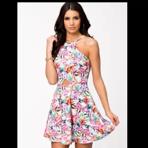 Så fin klänning i blommigt mönster och snygg passform! Aldrig använd och helt slutsåld på Nelly.com. Passa på att fynda! 