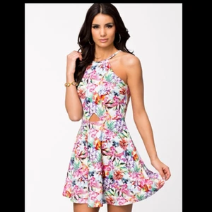  - Så fin klänning i blommigt mönster och snygg passform! Aldrig använd och helt slutsåld på Nelly.com. Passa på att fynda! 