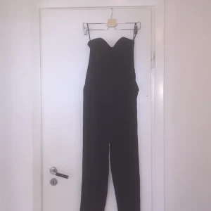  - Byxdress i svart från H&M. Aldrig använd! 🤗 strl 36! Skickar gärna på posten 
