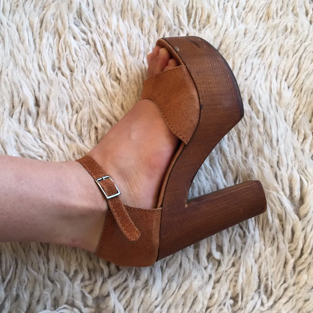 Boho heels, comfy and hardly used. Material: mocka and wood. Skor.