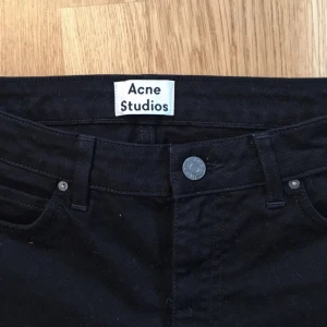 - Jeans Acne Stl 26/32. Raka i modellen och midwaist. Stretchiga i materialet. Nyskick. Frakt tillkommer, skickar så billigt som möjligt med posten.